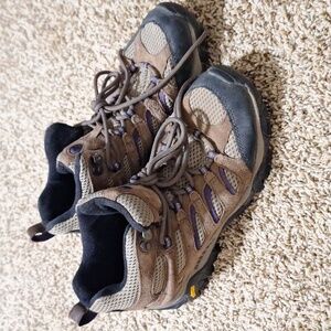 Merrell Moab Mid Hiking Boots with bracken/purple accents. Vibram size 8.5 EU39